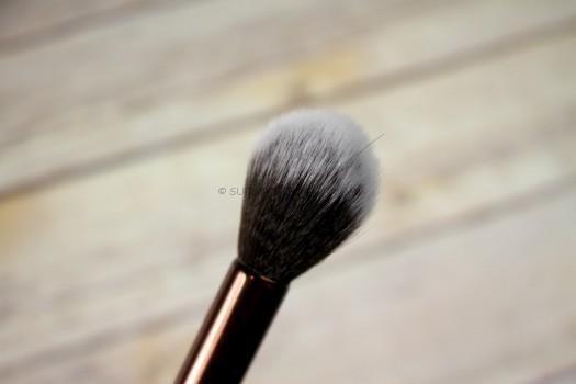 Luxie Beauty - Rose Gold Tapered Highlighting Brush 522